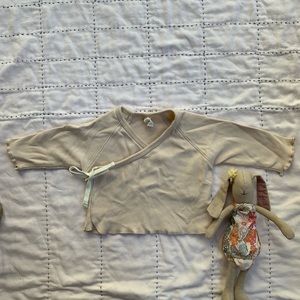 quincy mae Shirts & Tops - Quincy Mae organic kimono top in Bone. Size:0-3m quincy mae Shirts & Tops - Quincy Mae organic kimono top in Bone. Size:0-3m